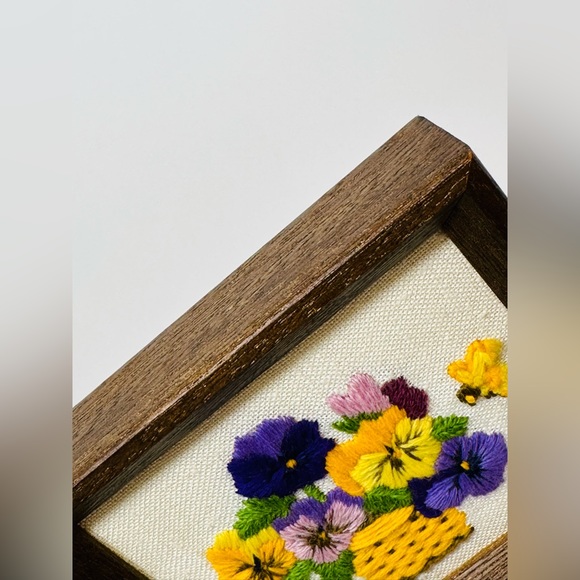 Small Vintage Mid Century Yarn Art Embroidered Box Frame Basket Flower Bouquet - Picture 2 of 9
